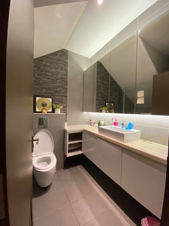 Dynamic Ensuite w movable furniture