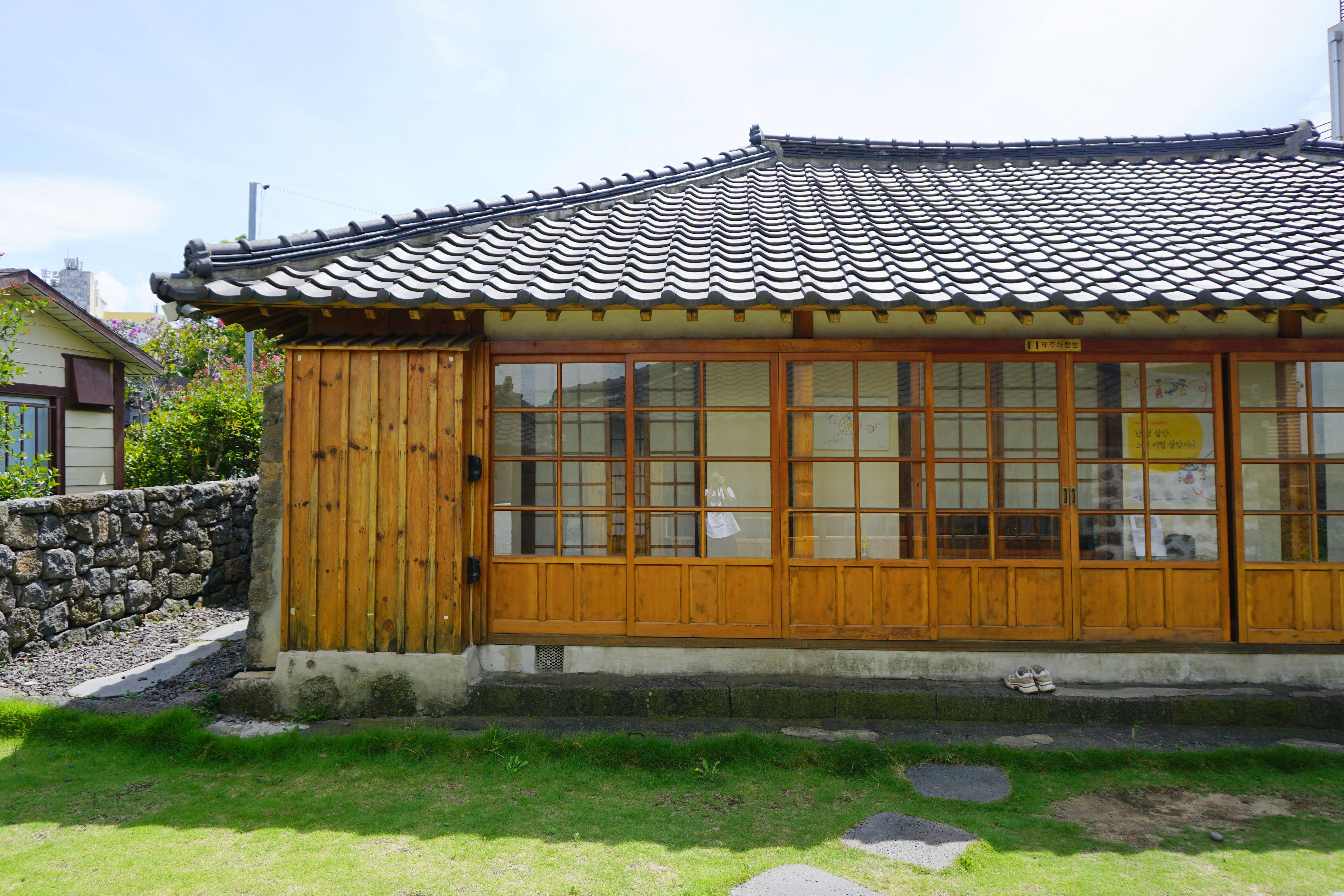 도심 속 일본식과 제주식이 섞인 전통 가옥 분위기 공간