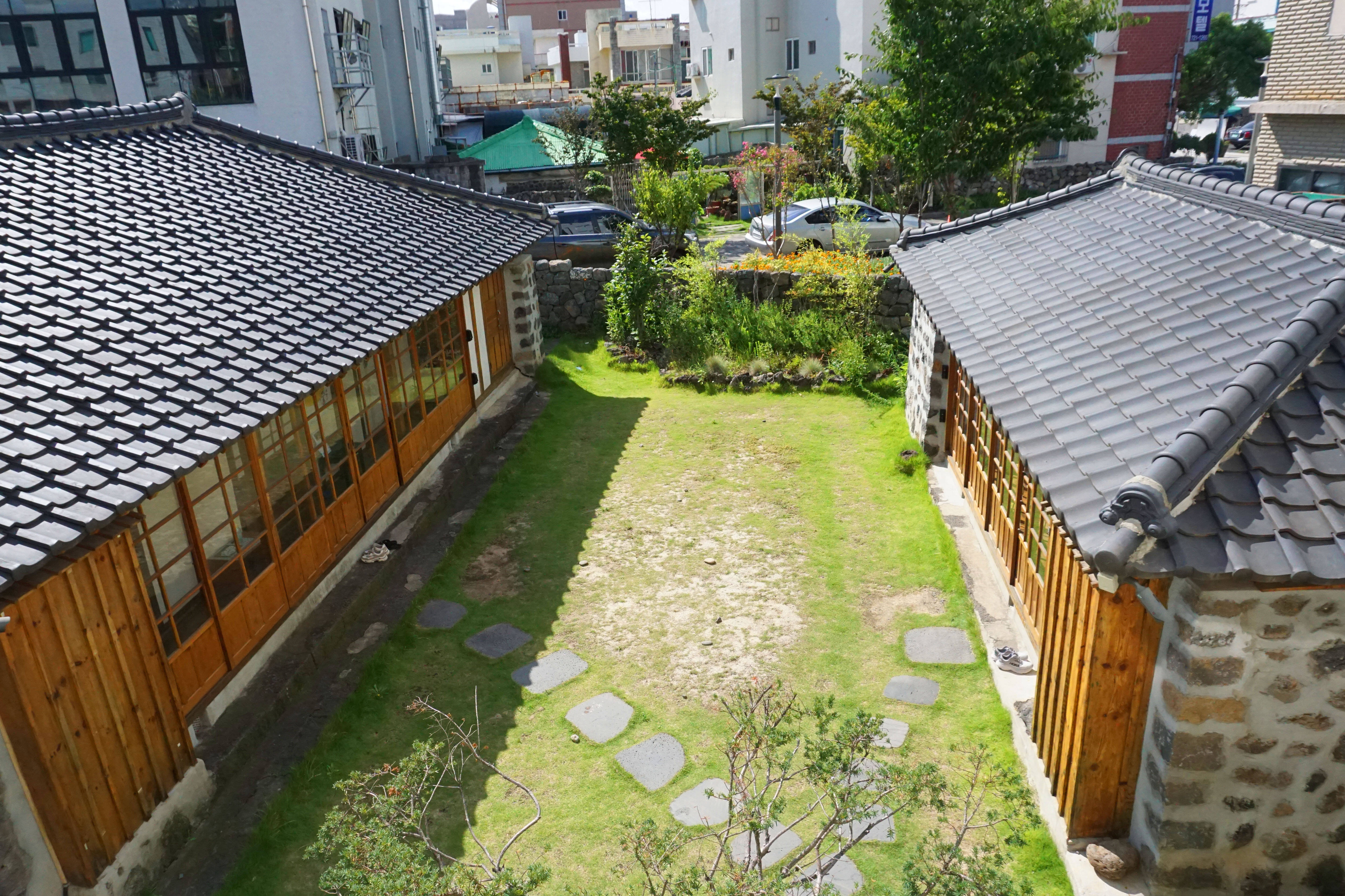 도심 속 일본식과 제주식이 섞인 전통 가옥 분위기 공간