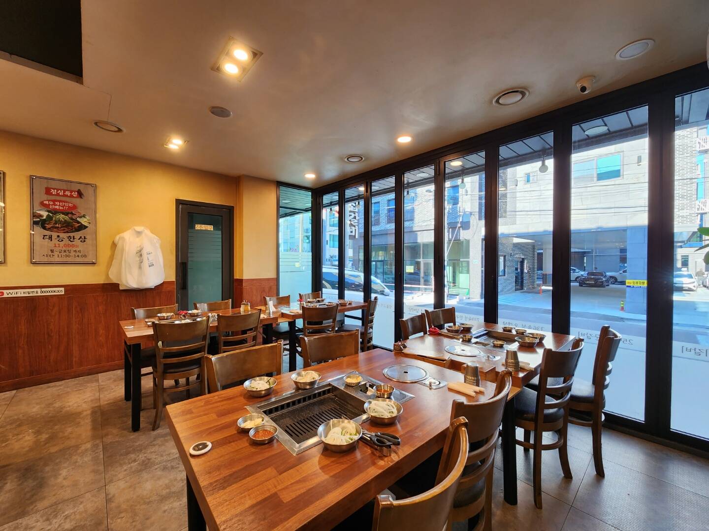 따뜻하고 현대적인 느낌의 갈비 맛집 대형 식당