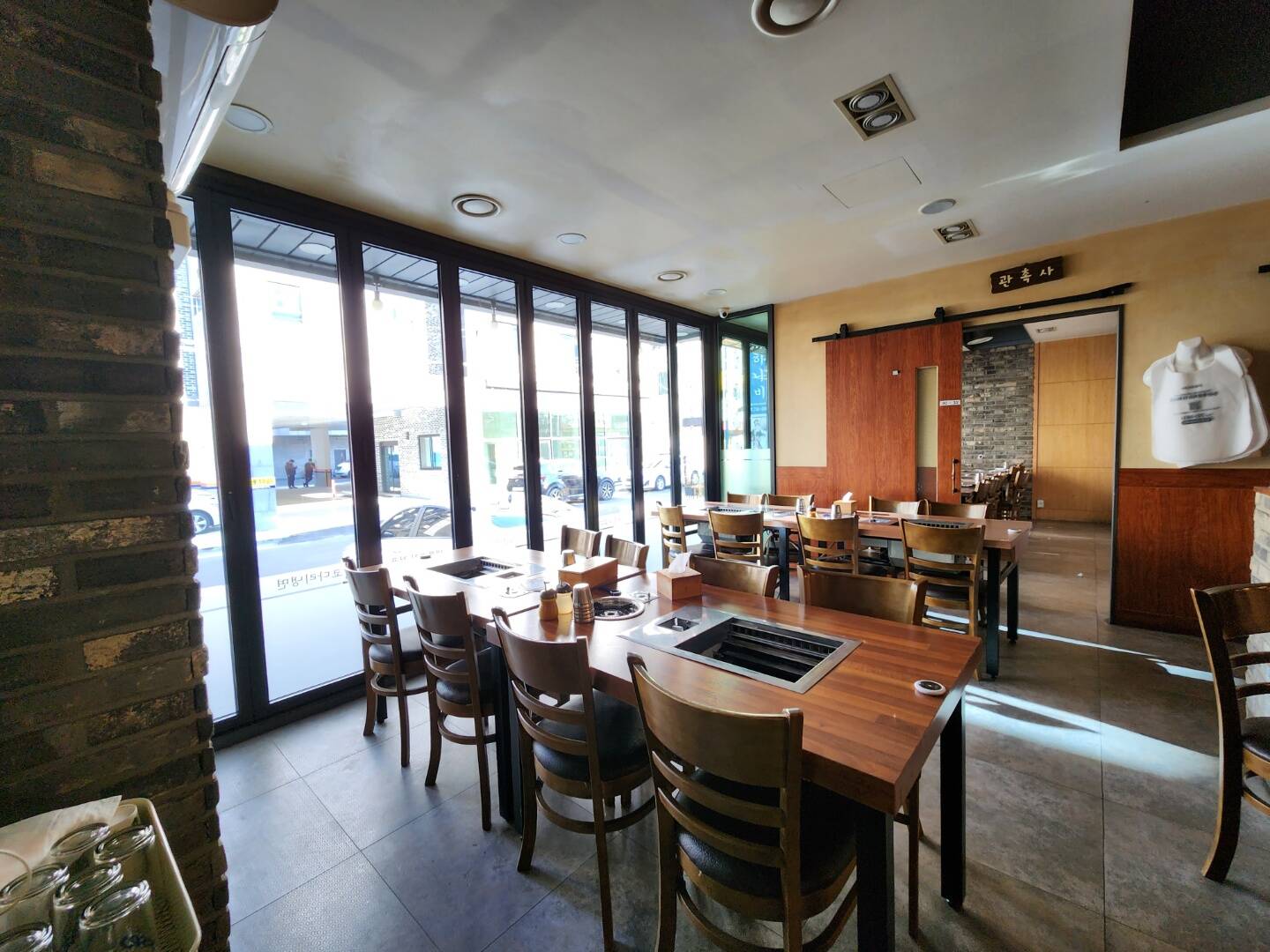 따뜻하고 현대적인 느낌의 갈비 맛집 대형 식당